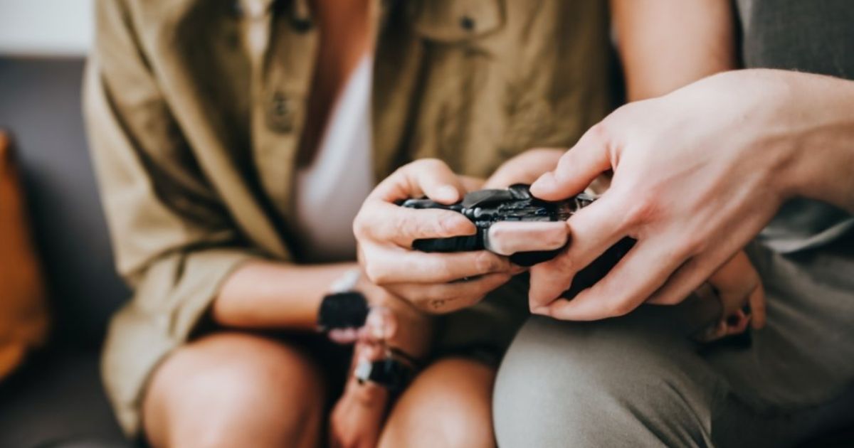 Love Across Screens: Maintaining a Long-Distance Gaming Relationship